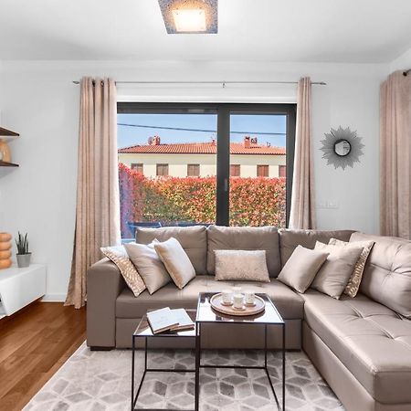 Luxury New Apartment With Private Garden Near The Beach! โปเรช ภายนอก รูปภาพ