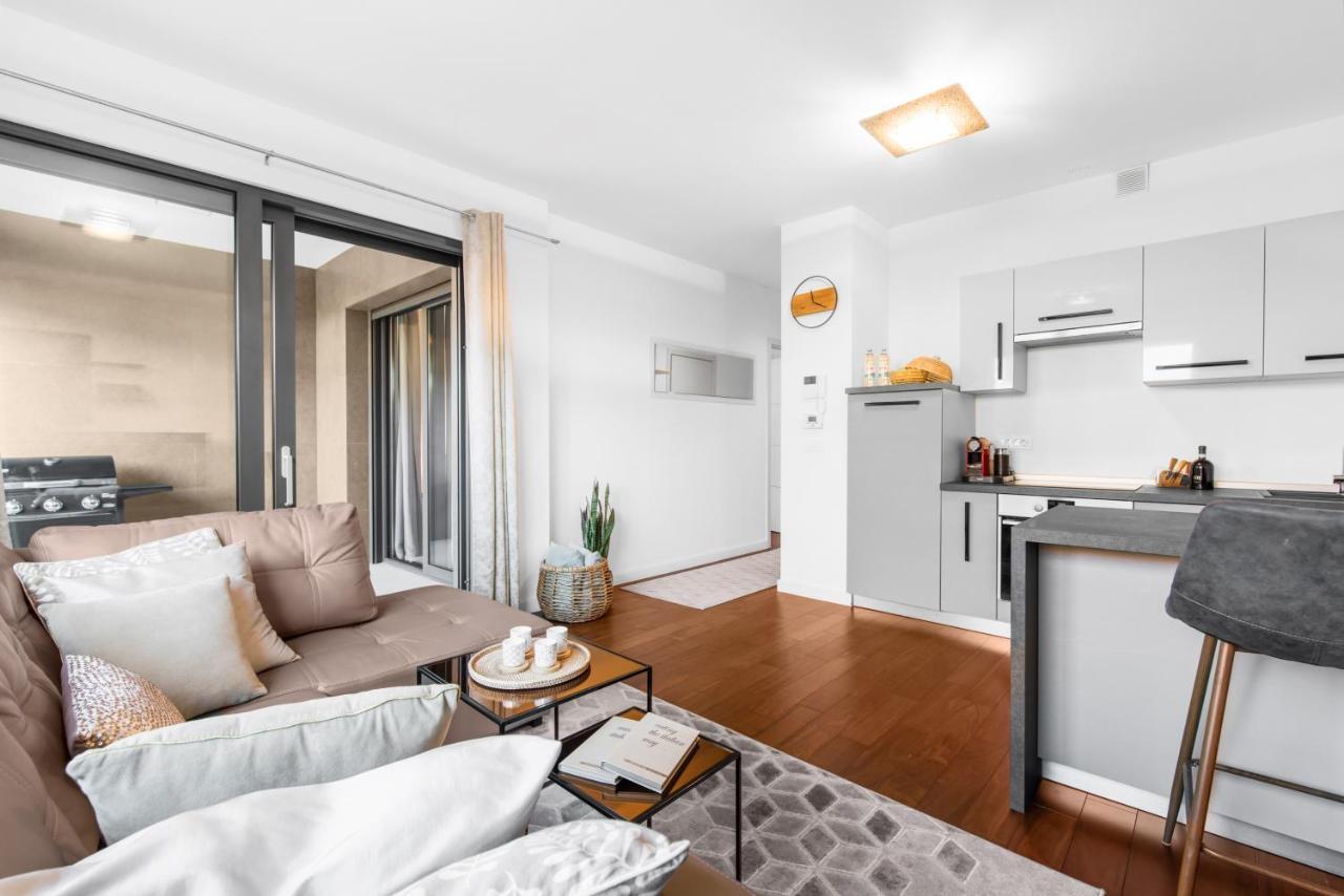 Luxury New Apartment With Private Garden Near The Beach! โปเรช ภายนอก รูปภาพ